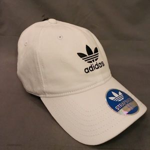 ✖️Adidas White Strapback✖️